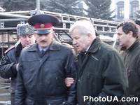 А.Мороз на митинге в палаточном городке на площади Независимости в г. Киеве в предверии 2001 года рядом с правохранителями.