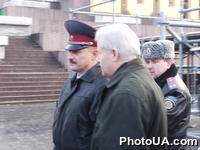 А.Мороз на митинге в палаточном городке на площади Независимости в г. Киеве в предверии 2001 года рядом с правохранителями.