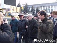 А.Мороз на митинге в палаточном городке на площади Независимости в г. Киеве в предверии 2001 года рядом с правохранителями.