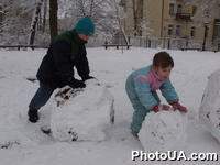 Зимние забавы - дети лепят снеговую бабу