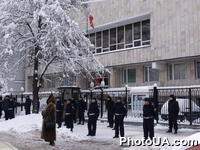 Посольство Польши во время пикетирования его представителями политических партий Украины с требованием отставки польского министра внутренних дел в связи с гибелью в этой стране украинского гражданина Сергея Кудри. Усилена охрана