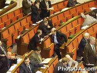 Начала работу 7-я сессия Верховной Рады Украины 3-го созыва. Зал заседаний Верховной Рады. Народный депутат Украины А. Зинченко беседует с народным депутатом Украины М. Бродским