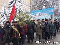 Колонна участников акции "Украина без Кучмы" проходит улицами Киева в направлении к центру города