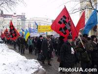 Колонна участников акции "Украина без Кучмы" в центре Киева