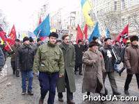 Сопредседатель акции "Украина без Кучмы" В. Чемерис идет в колонне участников акции