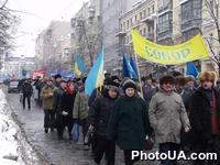 Участники колонны акции "Украина без Кучмы" - представители различных политических сил РУХа, УНА-УНСО, СОБОРа и др.