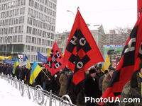 Колонна участников акции "Украина без Кучмы" проходит мимо здания Дворца спорта в Киеве