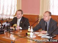 1-ый Заместитель Председателя ВС Украины В. Медведчук и руководитель пресс-службы ВС Украины на пресс-конференции руководства Верховного Совета Украины