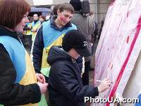День Святого Валентина в Киеве. Стена любви акции "Молодежь выбирает любовь" на Андреевском спуске