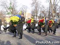 Церемония возложения венков к памятнику погибшим воинам в Афганистане в парке Славы в Киеве по случаю 12-ой годовщины вывода советских войск из Республики Афганистан