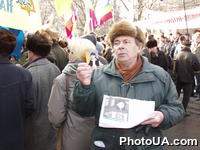 Участник "Митинга правды: свободу Юлии Тимошенко" с фотографией Юлии Тимошенко в руках