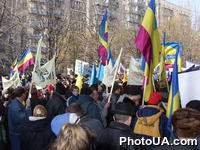 Участники "Митинга правды: свободу Юлии Тимошенко" возле Генеральной прокуратуры Украины