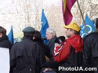 Участники "Митинга правды: свободу Юлии Тимошенко" возле Генеральной прокуратуры Украины