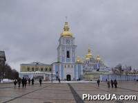 Михайловская площадь. Михайловский Златоверхий собор в центре площади