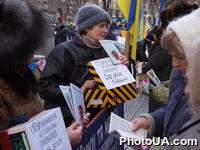 Представительница Союза женщин Киевщины с коробкой для пожертвований в подддержку пикетирующих на Крещатике в Киеве