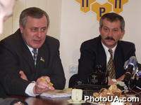 Народные депутаты Украины В. Филенко и В. Пинзеник на встрече журналистов с лидерами партии "Реформы и Порядок" - "Реформы за чашкой кофе". Обсуждаются вопросы создания коалиционного правительства