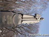 Памятник Герою Советского Союза, генералу Ватутину от украинского народа в Киеве
