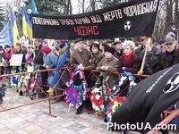 Участники похода к ВС сторонников объединенной оппозиции-общественного комитета "Украина без Кучмы", Форума национального спасения, общественного комитета "За правду" с лозунгом "Политическому трупу Кучме от жертв Чернобыля" и траурными венками