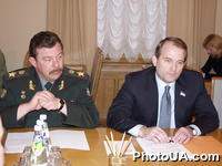 1-ый заместитель Главы ВС Украины В. Медведчук и министр обороны Украины - генерал армии А. Кузьмук на встрече с Союзным Министром обороны Союзной Республики Югославия С. Краповичем