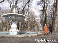 Фонтан в Центральном парке отдыха возле Мариинского Дворца в Киеве весной