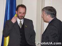 Первый вице-премьер-министр Украины Ю. Ехануров и народный депутат Украины Р. Безсмертный перед заседанием рабочей группы для разработки совместного договора (Меморандума) о сотрудничестве между Верховным Советом и Кабинетом Министров Украины