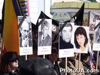 Участники митинга-похода Памяти и Предостережения, организованного Форумом национального спасения и партией "Батькивщина", с портретами Ю. Тимошенко. В. Гетьмана, В. Черновила, В. Стуса