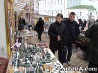 Виставка работ народных мастеров на Андреевском спуске в Киеве