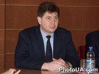 Заст.Главы Госкомитета молодежной политики, спорта и туризма Украины-начальник департамента молодежной и семейной политики Владимир Рябика на подписании украино-немецкого протокола о сотрудничестве и обменах в молодежной сфере на 2001-2002 годы