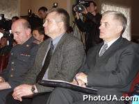 Участники общественных слушаний "Соблюдение гражданских прав во время политического кризиза. Роль правохранительных органов и СМИ", которые проводились институтом экономико-социальних проблем "Республика"