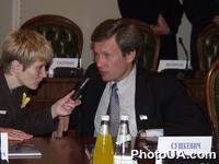 Народный депутат Украины В. Сушкевич перед началом заседания круглого стола "Защита прав человека в Украине на современном этапе: проблемы и перспективы", посвященного 3-й годовщине создания института Уполномоченного по правам человека