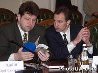 През-т благ-го фонда "Содружество" С.Телешун и дир-р ин-та политики Н.Томенко на заседании круглого стола "Защита прав человека в Украине на совр.этапе: проблемы и перспективы", посвященного 3-й год-не создания ин-та Уполномоченного по правам человека