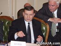 Зам.генпрок-ра Украины, нач. Упр-я надзора по соблюдению и применению законов А.Баганец на заседании кругл.стола "Защита прав человека в Украине на совр. этапе: проблемы и перспективы", посв.3-й год-не создания ин-та Уполном.по правам человека
