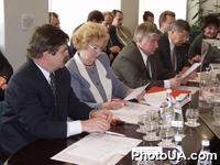 Участники конкурса по продаже акций трех облэнерго - ОАО "Херсоноблэнерго", ОАО "Кировоградоблэнерго", ОАО "ЭК"Севастопольэнерго", который проводится Фондом Государственного имущества Украины знакомятся с процедурой проведения конкурса