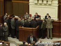Группа народных депутатов Украины возле президиума Верховного Совета Украины перед началом голосования по вопросу об отставке правительства