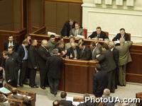 Группа народных депутатов Украины возле президиума Верховного Совета Украины перед началом голосования по вопросу об отставке правительства