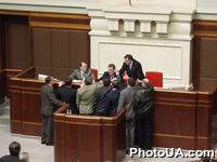 Группа народных депутатов Украины после принятия Верховнім Советом Украины  резолюции о недоверии правительству возле президиума в сессионном зале Верховного Совета Украины