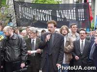 Выступление сопредседателя акции "Украина без Кучмы" Владимира Чемериса на митинге в поддержку правительства Виктора Ющенко на углу улиц Банковой и Институтской возле символических баррикад