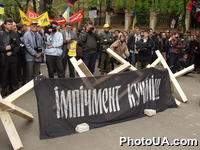 Плакат с надписью "Импичмент Кучме", закрепленный на баррикадах, сооруженных в знак протеста против решения ВС Украины об отставке правительства В. Ющенко