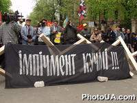 Плакат с надписью "Импичмент Кучме", закрепленный на баррикадах, сооруженных в знак протеста против решения ВС Украины об отставке правительства В. Ющенко