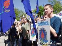 Участники митинга солидарности, организованном Социал-демократической партией Украины (объединенной) в честь 1 мая - Дня солидарности трудящихся возле памятника и. Франка в Киеве