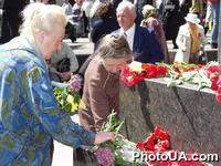 Пожилые учатницы первомайских акций в честь Дня солидарности трудящихся возлагают цветы к памятнику В. Ленина
