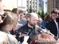 Нар.деп.А.Турчинов отвечает на вопросы журналистов перед началом митинга. посв.официальному началу орг-и всеукраинского референдума по народной инициативе "О волеизъявлении народа по провозглашению отставки Президентом Украины Л.Кучмой"