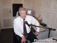 Народный депутат Украины А. Мороз в студии радио "Континент", де проводится круглосуточный радиомарафон "Континент-100,9 FM", цель которого привлечь внимание к состоянию сбободы слова и средств массовой информации в Украине