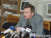 Зав. отделом социально-политических исследований Центра социальных и маркетинговых исследований СОЦИС Александр Стегний на пресс-конференции, посвященной будущему визиту в Украину Папы Иоанна Павла II в IREX ПроМедиа