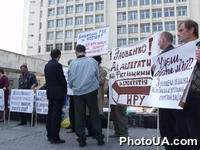 Участники пикета перед началом открытия IX-го съезда Народного Руха Украины возле Центра культуры и искусств Национального технического университета Украины "КПИ" с плакатами