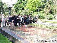 Школьники возлагают цветы к памятнику генерала Ватутина в Киеве накануне празднования 56-й годовщины со Дня Победы в Великой Отечественной войне