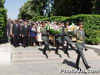 Церемония возложения венков к Могиле Неизвестного Солдата в Киеве ветеранами Великой Отечественной войны накануне Дня Победы