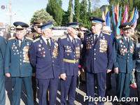 Ветераны Великой Отечественной войны возле памятника "Воинам-танкистам - освободителям Киева" на День Победы