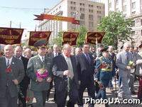 Колонна участников праздничного парада, посвященного 56-й годовщине Победы в Великой Отечественной войне на Крещатике в Киеве