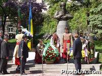 Торжественное открытие памятника турменскому поэту Махтумкули на углу улиц Прорезной и Пушкинской при участии Президента Туркменистана Сапармурата Ниязова и Президента Украины Леонида Кучмы во время официального визита на Украину С. Ниязова